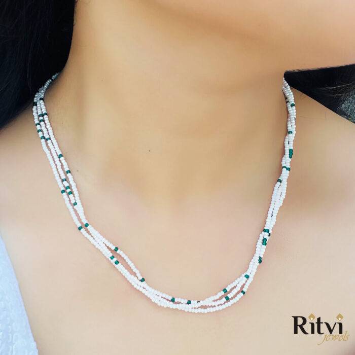 Ritvi pearl necklace with green crystals