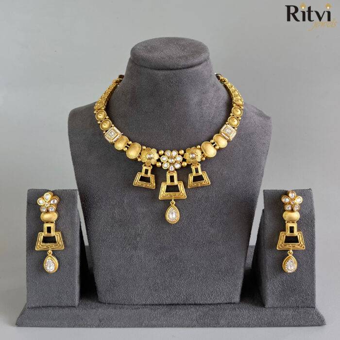 Ritvi Gaurisha Kundan Rajwada Necklace Set